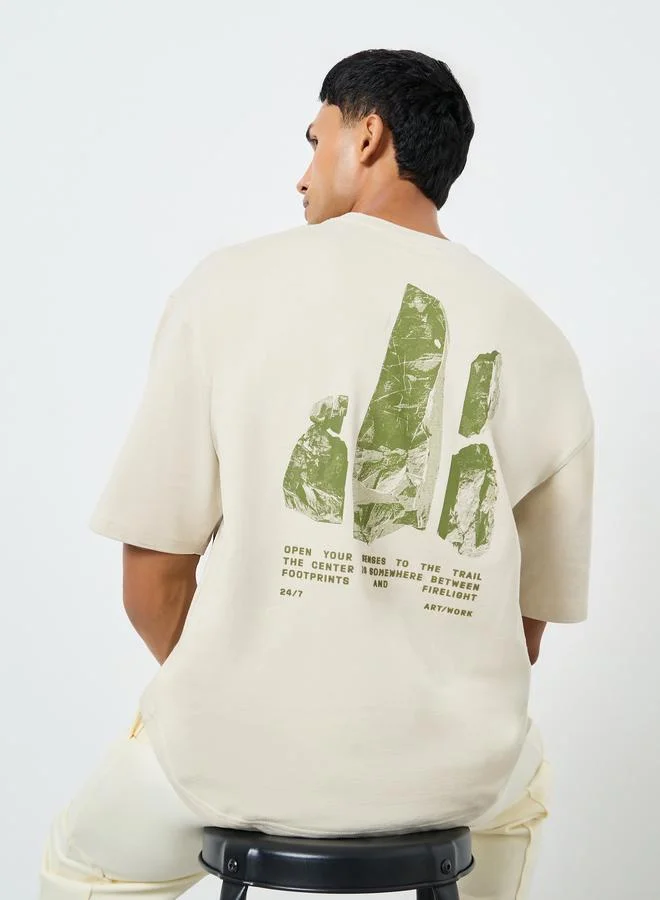 ستايلي تيشيرت بقصة واسعة وطبعة جرافيك خلفية